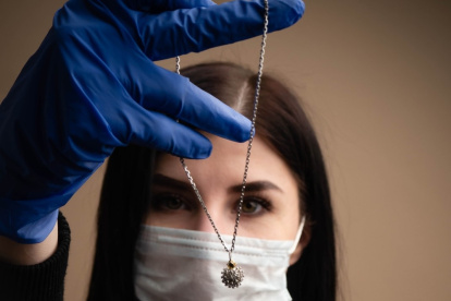 Una joyería rusa vende este dije en forma del virus del Covid-19 en 12 euros.