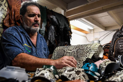 Un artesano de Florida confecciona mascarillas