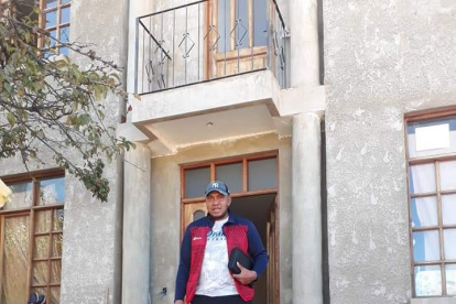 Marcos Vergara, ex defensa de Barcelona, fue a dirigir a Bolivia y está en problemas económicos.