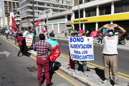 En la Morán Valverde, al sur de Quito, las autoridades policiales dialogan con los manifestantes.