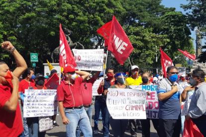 Jornada de protestas. Representantes de UNE Guayas se manifestaron en contra de las medidas del Ejecutivo.