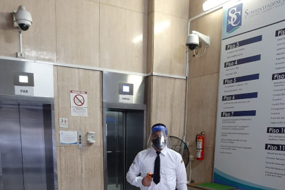 Funcionarios reciben a los usuarios bajo un protocolo estricto de seguridad