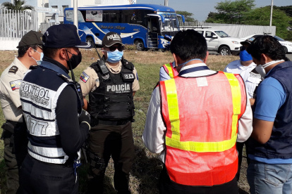 Hecho. El bus, un vehículo y una moto fueron retenidos esta mañana por incumplir con las normas establecidas por el COE.