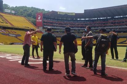 Reunión entre los médicos de Barcelona y el personal de utilería en el estadio Monumental.