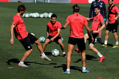 Los futbolistas del Sevilla regresaron a los entrenamientos en grupos.