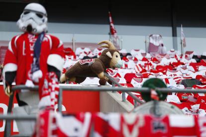 El Koln de la Bundesliga colocó peluches, camisetas en las sillas de las gradas y hasta maniquís de Star Wars para maquillar el vacío del público.