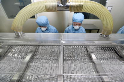 PEKÍN. Dos trabajadoras de una de las farmacéuticas en China, encargadas de la elaboración de cloroquina.