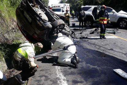 La parte delantera del vehículo en el que viajaba Christian Robalino quedó completamente destrozada.