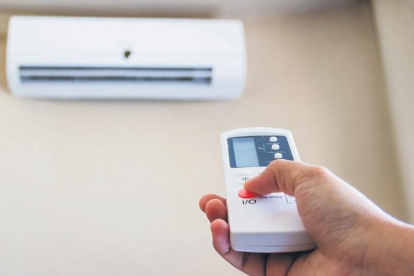 En relación a que el virus se reproduzca en instalaciones de aire acondicionado, los expertos indican que "no tiene ningún sentido dado que el virus no se puede reproducir sin invadir células humanas".