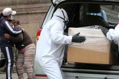 Un féretro sale de una casa de salud, en el Centro Histórico de Quito.