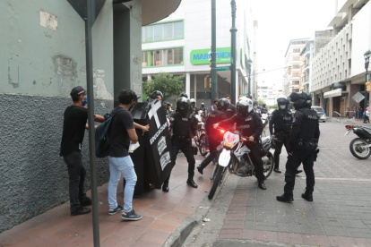 Un aspecto de la protesta en la que un equipo de EXPRESO fue atacado por la Policía.