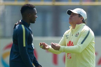 Miguel Herrera, técnico del América, dio detalles del futuro de Renato Ibarra (i).