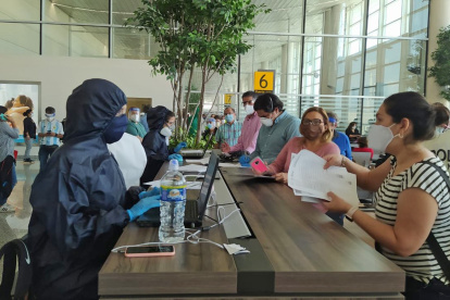 Algunas familias viajan en vuelos humanitarias asumiendo el alto costo del viaje.