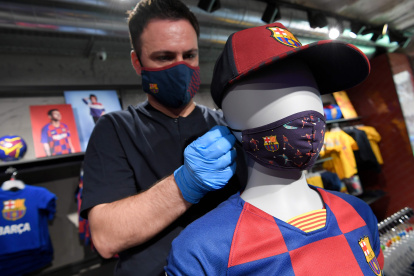 Las mascarillas fueron lanzadas al mercado el lunes y desde hoy ya están a la venta en las tiendas exclusivas del Barça.