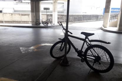 Hecho. Los ciclistas aseguran que las estructuras también deberían estar ubicadas en los estacionamientos de los centros comerciales.