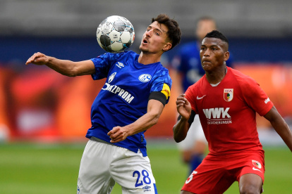 Carlos Gruezo (d), volante del Augsburgo, en su retorno a las canchas durante la victoria ante el Schalke 04.