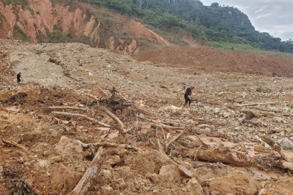 Desolación. El alud causó destrozos a su paso. Una marea de piedra y lodo arrasó con una casa y maquinarias.
