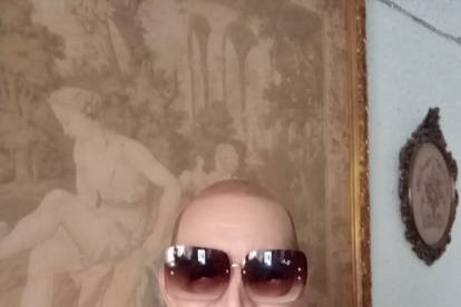 Su cabeza al descubierto es su nuevo look.