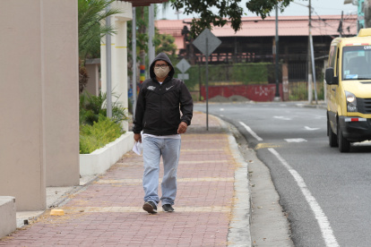 Por el clima. Hay quienes, según afirman, salen a la calle con abrigo y no solo para protegerse del coronavirus.