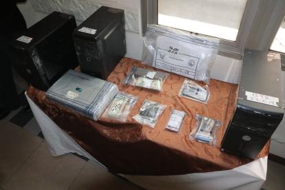 Parte de las investigaciones en casos de corrupción implican allanamientos en donde se decomisan dinero, computadoras y otras que representan evidencia.