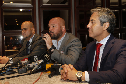 El presidente de la LigaPro, Miguel Ángel Loor (c), admitió que existe un inconveniente con el banco que auspicia al torneo.