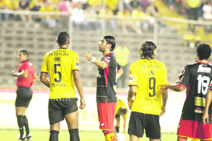 Sebastián Abreu (c) militó en Aucas, pero pudo haber vestido la camiseta de Barcelona en un momento de su carrera.