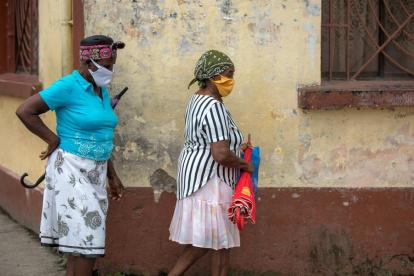 Una escena en Colombia que busca masificarse: distanciamiento y uso de mascarillas.