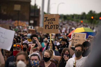 MINNEAPOLIS. Decenas de manifestantes marchan por una de las avenidas principales de esta ciudad estadounidense, denunciando el asesinato de George Floyd el jueves 26.