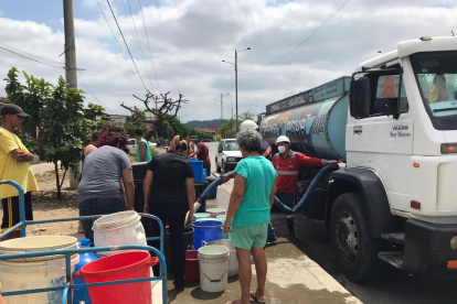 Hecho. Decenas de familias de Los Vergeles intentan abastecerse con tanqueros.