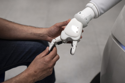 El robot realiza su trabajo gracias a un brazo desechable impreso en 3D.