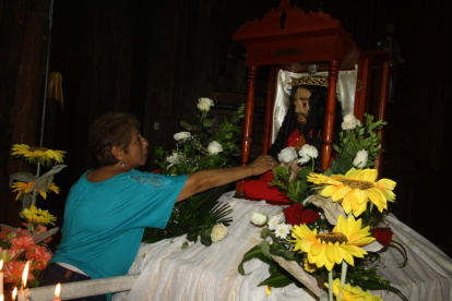 Oración. Uno de los devotos del Señor de las Aguas pide que la pandemia termine y que puedan retomar la normalidad.