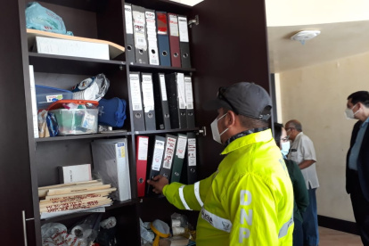 Un grupo de policías, con la presencia de un fiscal, ingresó a las oficinas de compras públicas