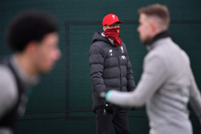 Los jugadores de la Premier retomaron en grupos pequeños los entrenamientos pero ante los nuevos casos detectados ya existe recelo.