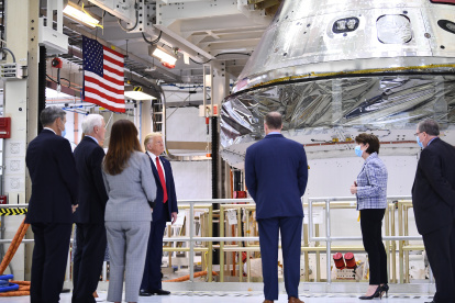 El presidente Donald Trump, acompañado por la primera dama Melania Trump recorrieron las instalaciones de la NASA antes de ver el lanzamiento de SpaceX.