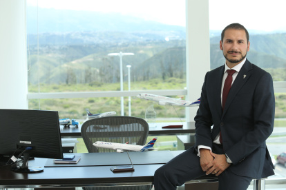 Daniel Leng es el director ejecutivo de Latam Ecuador. Es máster en Gestión de Operaciones. Ha laborado en las áreas de Negociaciones Estratégicas y Proyectos de Eficiencia Financiera y Gerencia de Planificación de la aerolínea.