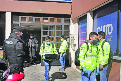 Evidencias. Computadoras y documentos figuran entre las evidencias recopiladas en los allanamientos.