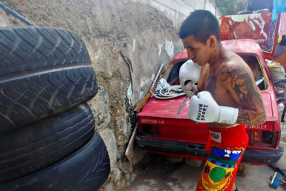 El boxeador Jonathan Chicaiza entrena en casa.