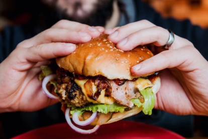En todas las naciones, las hamburguesas forman parte de las principales cartas de los restaurantes.