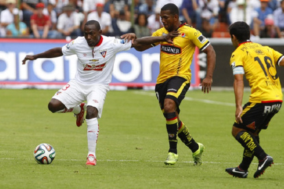 Néicer Reasco (i) es uno de los tantos futbolistas de Liga de Quito que se retiró sin conocer lo que es una derrota ante Barcelona en Casa Blanca.