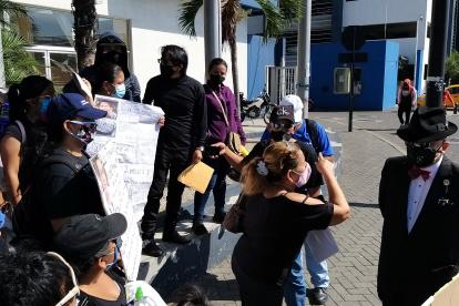 En el Cuertel Modelo se citaron esta mañana los parientes de los fallecidos que no han sido sepultados.