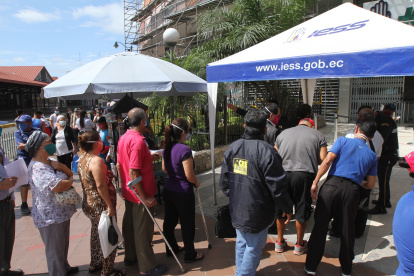 La reapertura de realización de trámites en el IESS trae aglomeraciones.