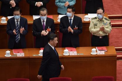 TOPSHOT - Chinese President Xi Jinping is applauded by, from left, State Councilor Xiao Jie, Foreign Minister Wang YiState Councilor Wang Yong, and Defence Minister Wei Fenghe, as he arrives for the closing session of the National People"s Congress at the Great Hall of the People in Beijing on May 28, 2020. China"s rubber-stamp parliament endorsed plans May 28 to impose a national security law on Hong Kong that critics say will destroy the city"s autonomy.  / AFP / NICOLAS ASFOURI

 TOPSHOTS-TOPSHOT-CHINA-POLITICS