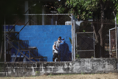 Los futbolistas se lavaron las manos y luego aplicaron gel.