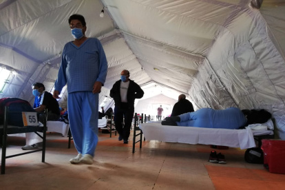 Pacientes a su paso por las carpas militares instaladas afuera del hospital del IESS del sur de Quito.