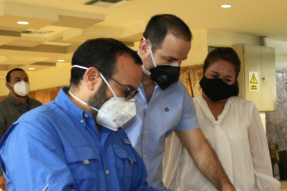 Jorge Wated, titular del Seguro Social, recibió insumos médicos para los hospitales de Los Ceibos y Teodoro Maldonado por parte del Municipio de Guayaquil.