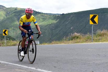 Jonathan Caicedo retomó los entrenamientos en las carreteras del Carchi.