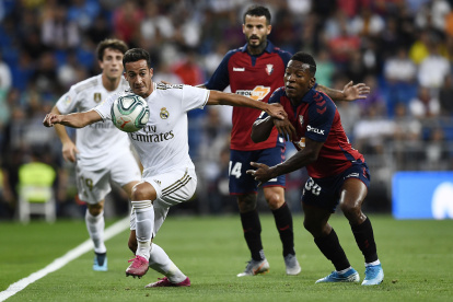 Pervis Estupiñán (derecha) volverá a las canchas en dos semanas defendiendo al Osasuna ante la Real Sociedad