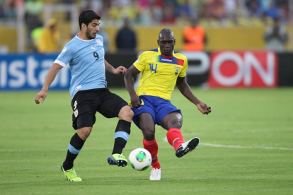 El volante ecuatoriano Segundo Castillo (d) indicó que el tema del Piso 17 se tuvo que haber manejado mejor.