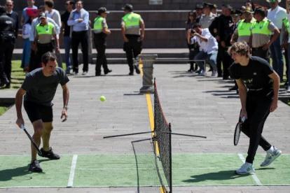Durante su visita a Ecuador, Roger Federer (i) jugó tenis en la Mitad del Mundo con Alexander Zverev.
