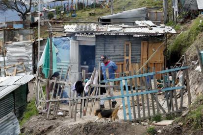 Vista ede una familia en su casa de Altos de la Estancia, donde se han producido varios desalojos durante las últimas semanas, en Bogotá, capital de Colombia.